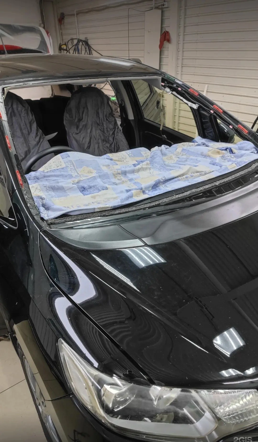 Автомобиль в процессе замены лобового стекла